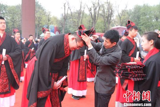 400名學(xué)子齊聚西安漢城湖畔行漢式成人禮