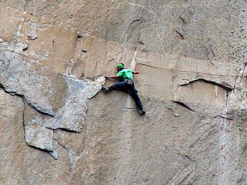 美國(guó)攀巖者徒手攀爬900多米高垂直巖壁(高清)