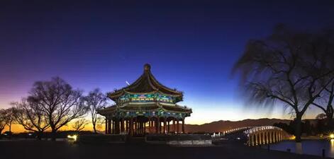 夜幕下的<a  target='_blank' class='keywordsSearch'><p  align=