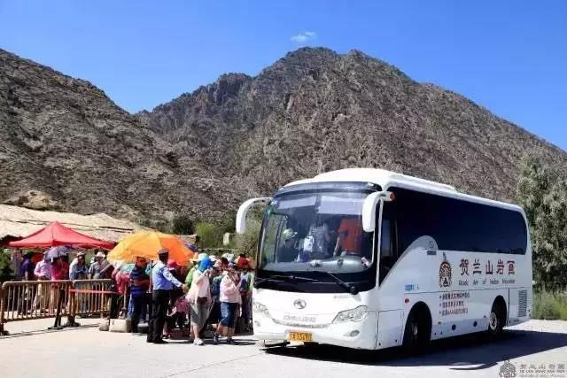 賀蘭山巖畫游客乘坐大巴車前往景區(qū)