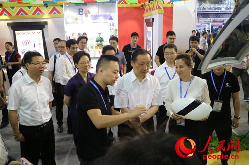 國(guó)家旅游局局長(zhǎng)李金早參觀四川展區(qū)旅游產(chǎn)品