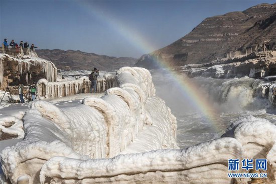 壺口瀑布現(xiàn)“彩虹通天”景觀 冰掛與彩虹交相輝映