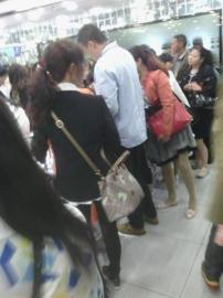 四川游客組團(tuán)游港拒購物被關(guān)珠寶店 疑遭打頭威脅