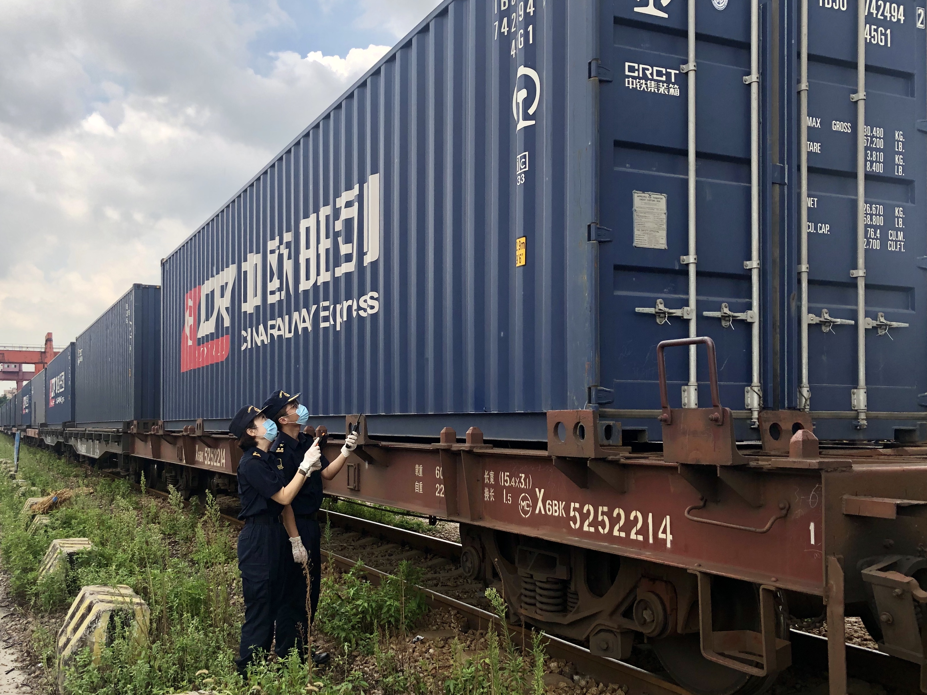圖為:廣州海關(guān)所屬廣州車站海關(guān)關(guān)員對發(fā)運前的班列集裝箱標識號進行核查.jpg