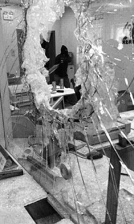 河北一歹徒蒙面持鐵錘砸銀行玻璃搶劫 當(dāng)場(chǎng)被抓