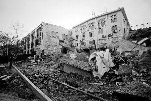 93號(hào)院內(nèi)塌陷的大坑已經(jīng)被水泥和沙土回填上。 張靜雅 攝