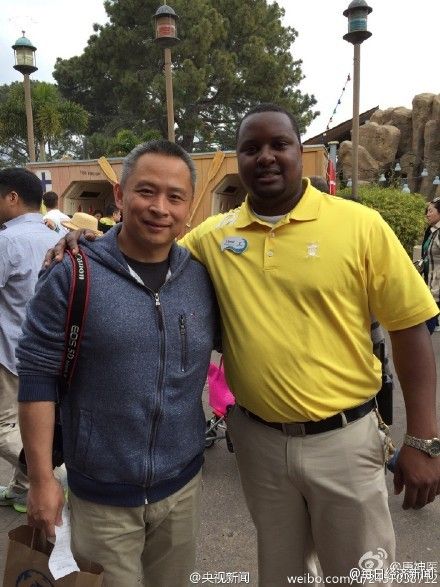 中國(guó)游客在美國(guó)救倒地游客 公園邀其單獨(dú)看表演