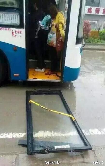 武漢公交乘客爆滿 車前門連框帶玻璃被擠掉(圖)