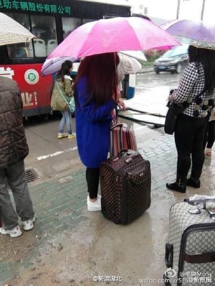 武漢公交乘客爆滿 車前門連框帶玻璃被擠掉(圖)