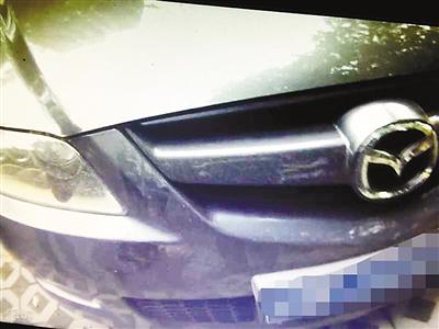 奔馳女司機(jī)被吐槽開車技術(shù)差 喊朋友報(bào)復(fù)對(duì)方