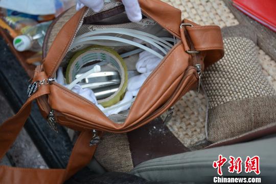 鄂渝警方聯(lián)手抓獲兩暴力綁架案嫌犯查獲作案用人臉面具