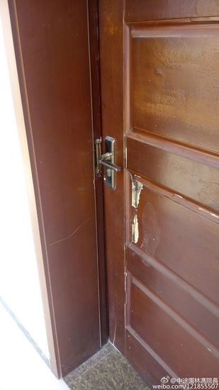 成都一村委會(huì)遭搶匪破門門衛(wèi)被打財(cái)物被搶(圖)
