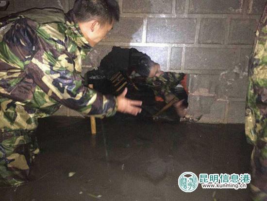 消防官兵緊急排澇 麗江消防供圖