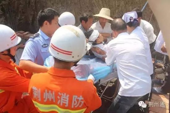 湖北工人施工時(shí)從樓上跌落 喉嚨遭鋼筋刺穿(圖)