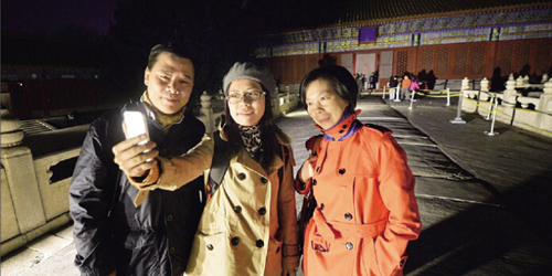 ▲特意從上海到北京觀展的陳先生一家三口是最后參觀《清明上河圖》的游客