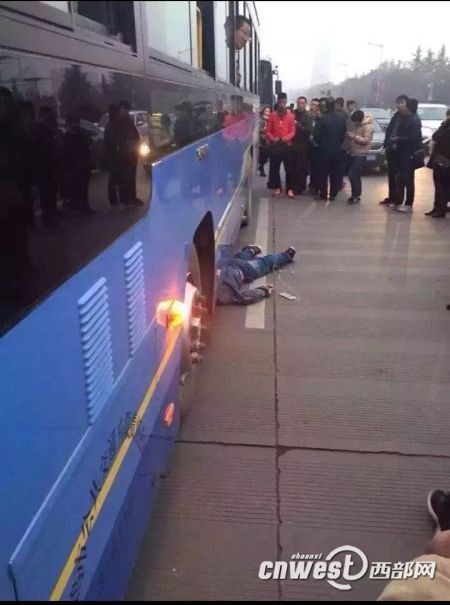 寶雞一男子橫穿馬路被撞飛