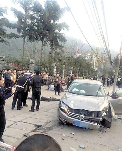 大眾轎車失控連撞7人 1名老人因傷情過重身亡