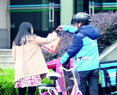 武漢一高校發(fā)布外賣禁令 學(xué)生:只好吃食堂