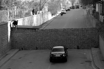 村委會砌3米高墻橫截馬路居民被迫翻墻過路(圖)