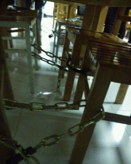 學(xué)生用鐵鏈鎖住占座 學(xué)生用鐵鏈鎖住占座