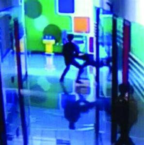 小學(xué)生逃課遭老師毆打 老師:他打罵我在先(圖)