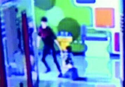 小學(xué)生逃課遭老師毆打 老師:他打罵我在先(圖)