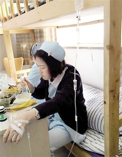女護(hù)士帶病工作邊吃飯邊輸液網(wǎng)友感動點(diǎn)贊(圖)