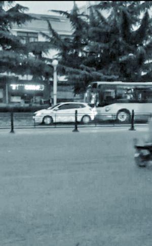 山東一公交司機路怒 頂轎車行數百米軋車主(圖)