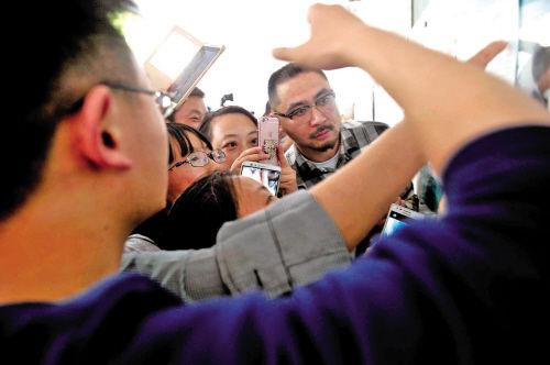 浙江嘉興小升初搖號(hào) 家長(zhǎng)現(xiàn)場(chǎng)望眼欲穿