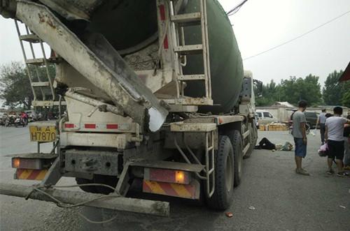 長(zhǎng)安區(qū)一老人買菜時(shí)被混泥土攪拌車撞倒