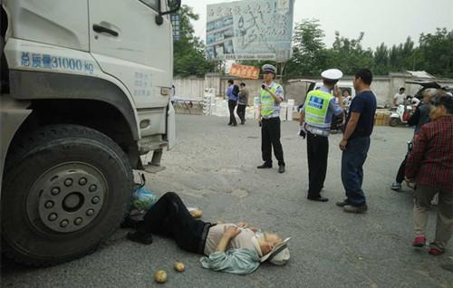 長(zhǎng)安區(qū)一老人買菜時(shí)被混泥土攪拌車撞倒