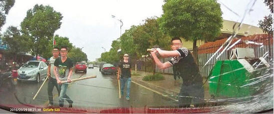 5男子攔停小車狂砸 女司機(jī)被嚇呆其女大哭