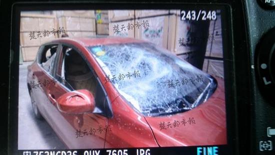 5男子攔停小車狂砸 女司機(jī)被嚇呆其女大哭