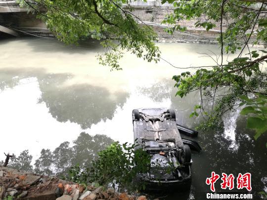 福州一女司機(jī)倒車直接倒進(jìn)內(nèi)河好心人和消防員將其救出