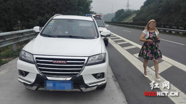 女司機(jī)高速“路怒” 一言不合扔掉親媽