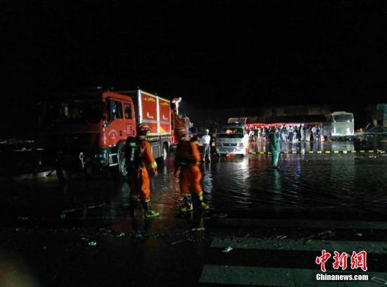 江蘇阜寧村民憶龍卷風(fēng):汽車(chē)拋河里 人爬出廢墟