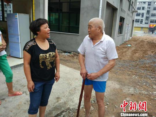 八旬老人拄拐杖上高速只為“強(qiáng)身健體”