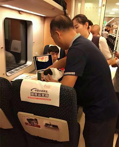 女子動車上暈倒 安徽老鄉(xiāng)施救
