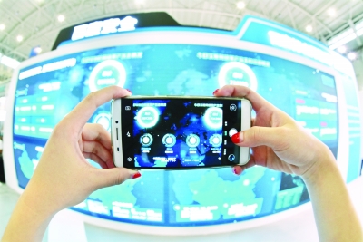 百度安全展區(qū)LED屏幕上實時更新被攔截的詐騙信息