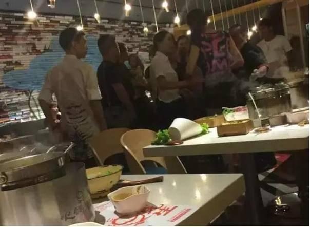 溫州火鍋店開(kāi)水澆頭案宣判:服務(wù)員獲刑22個(gè)月