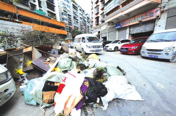 被燒毀的包裹堆在倉(cāng)庫(kù)門外的路邊。