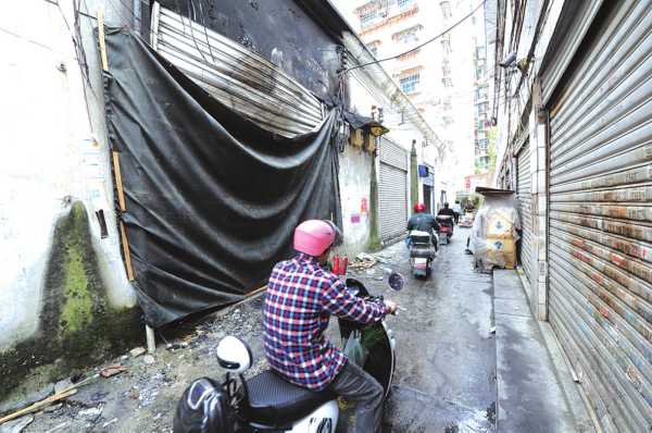 發(fā)生火災(zāi)的倉(cāng)庫(kù)已經(jīng)被黑布遮擋起來(lái)。