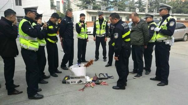 四川一男子違停持鋼棍威脅交警 被查后車內搜出槍支