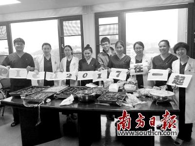 兒科醫(yī)生年夜飯桌上被喊回做手術 春節(jié)在病房度過