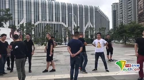 武漢一女記者采訪時(shí)遭多名男子圍毆身上多處受傷