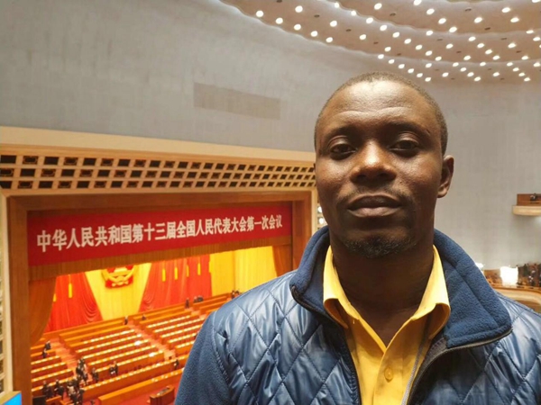 外媒記者點贊政府工作報告:中國減貧成績斐然 百姓生活日新月異