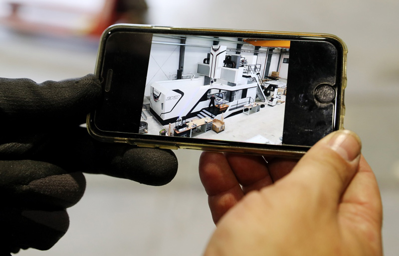 德國工程師馬丁·霍爾茨海德在安裝現(xiàn)場用手機(jī)展示“金牛座”龍門銑床安裝完成后的效果圖 德國工程師馬丁·霍爾茨海德在安裝現(xiàn)場用手機(jī)展示“金牛座”龍門銑床安裝完成后的效果圖