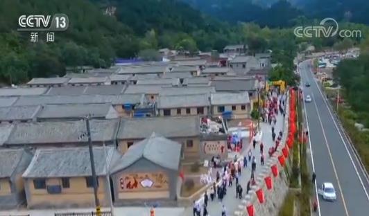 慶祝中華人民共和國成立70周年大型成就展:小康路上一個(gè)都不能掉隊(duì)