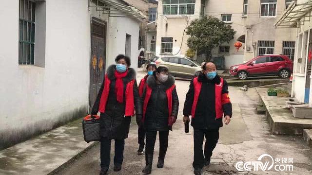 南京江寧谷里社區(qū)老人把廣場舞的大廣播拿出來宣講防“疫”