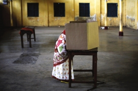 4月7日,印度阿薩姆邦迪布魯格爾,婦女正在投票。圖/新華社src="http://y3.ifengimg.com/cmpp/2014/04/08/03/08f06a9c-85c5-4d75-8d9a-5c5144d393f5.jpg"